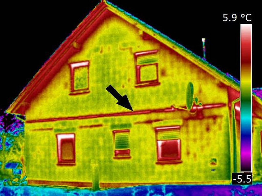 Vor der Sanierung: Wärmebilder machen energetische Schwachstellen am Haus sichtbar. Bei dieser Thermografie eines Einfamilienhauses gibt es thermische Auffälligkeiten an der ungedämmten Deckenstirn © Holger Rieck / INFRARO © Holger Rieck / INFRARO