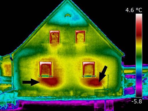 Typische Schwachstelle: Die Thermografie der Giebelseite eines Einfamilienhauses zeigt im Erdgeschoss thermische Auffälligkeiten im Bereich der Heizkörper © Holger Rieck / INFRARO © Holger Rieck / INFRARO