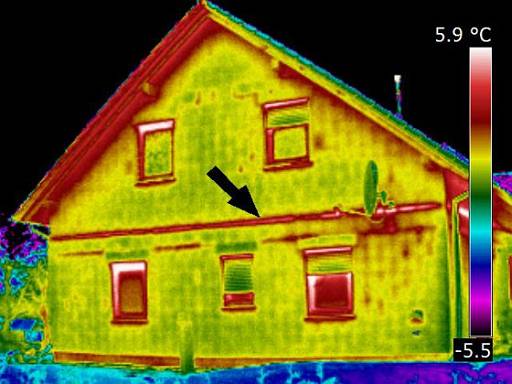 Vor der Sanierung: Wärmebilder machen energetische Schwachstellen am Haus sichtbar. Bei dieser Thermografie eines Einfamilienhauses gibt es thermische Auffälligkeiten an der ungedämmten Deckenstirn © Holger Rieck / INFRARO © Holger Rieck / INFRARO
