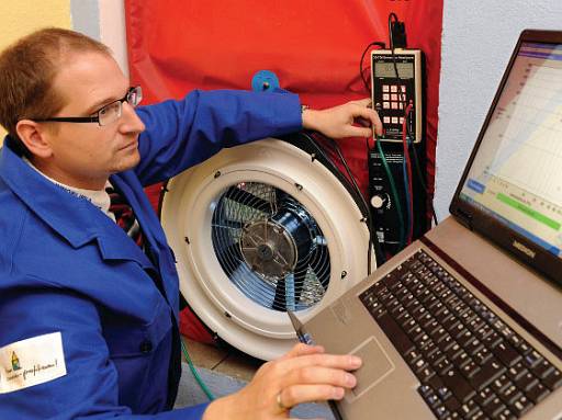 Auf der Suche nach Löchern und Ritzen: Mit einem Blower-Door-Test findet der Experte undichte Stellen am Haus © Deutsche Bundesstiftung Umwelt (DBU) © Deutsche Bundesstiftung Umwelt (DBU)